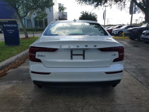 Crystal White Pearl 2019 Volvo S60 T5 Momentum