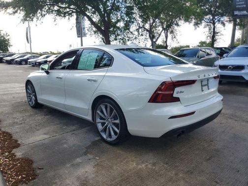 Crystal White Pearl 2019 Volvo S60 T5 Momentum
