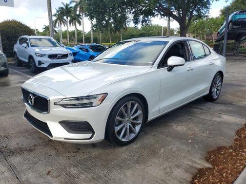 Crystal White Pearl 2019 Volvo S60 T5 Momentum
