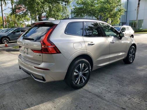 Crystal White Pearl 2019 Volvo S60 T5 Momentum