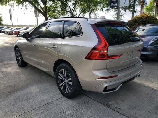 Crystal White Pearl 2019 Volvo S60 T5 Momentum