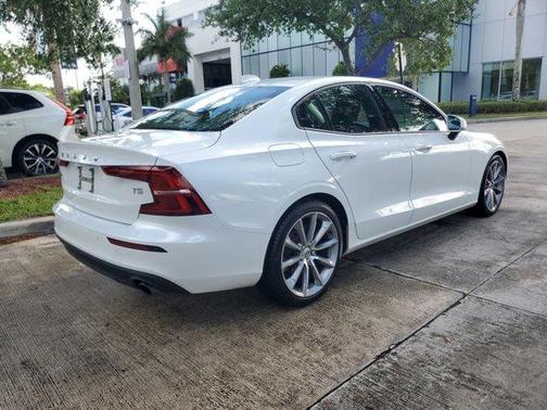 Crystal White Pearl 2019 Volvo S60 T5 Momentum
