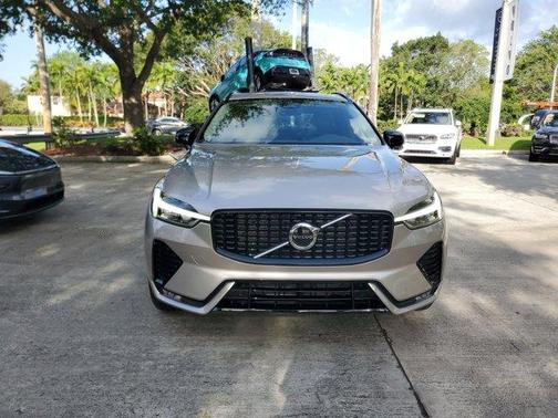 Crystal White Pearl 2019 Volvo S60 T5 Momentum