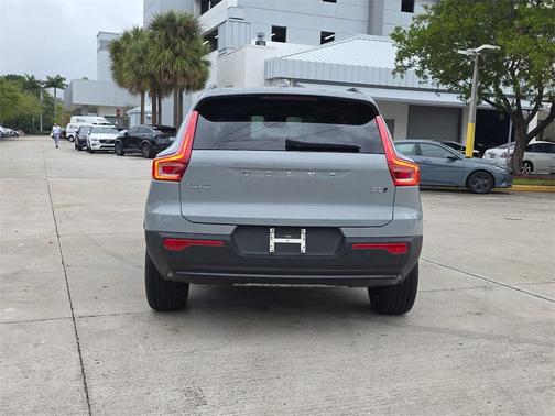 2026 Volvo XC40 B5 Core