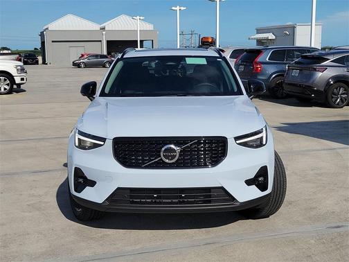 2026 Volvo XC40 B4 Plus