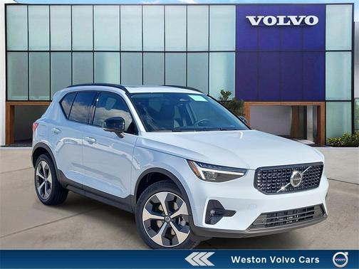 2026 Volvo XC40 B4 Plus