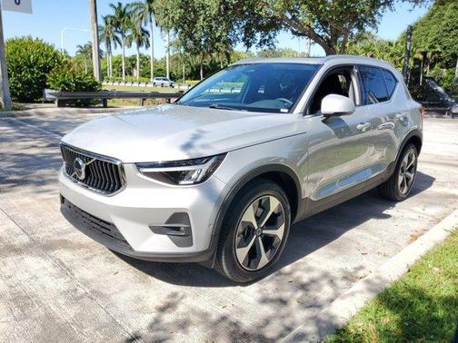 2023 Volvo XC40 B5 Plus Bright Theme