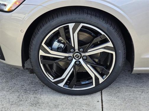 2025 Volvo S60 B5 Plus