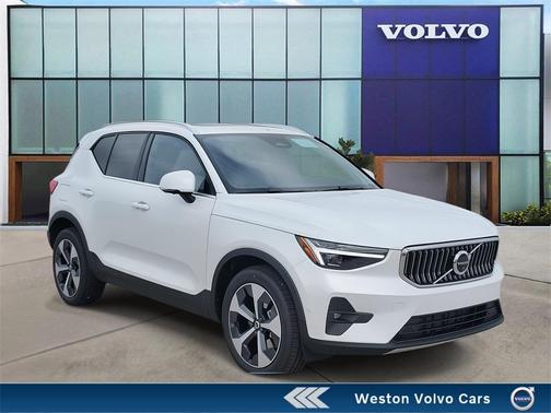 2025 Volvo XC40 B5 Plus Bright Theme