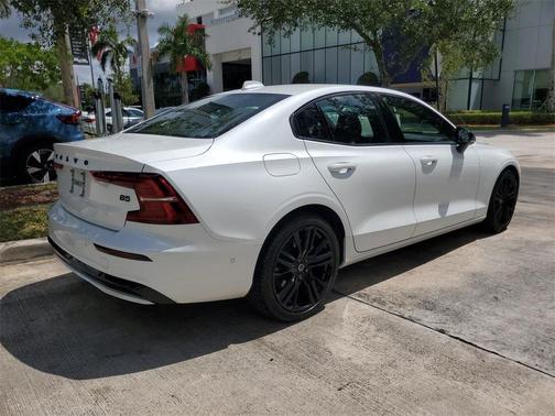 2024 Volvo S60 B5 Plus Black Edition