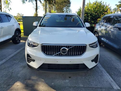 2025 Volvo XC40 B5 Core Bright Theme