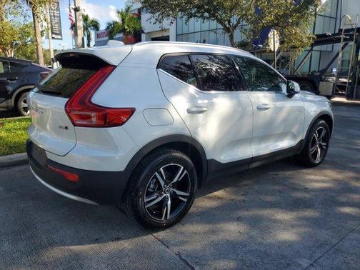 2025 Volvo XC40 B5 Core Bright Theme