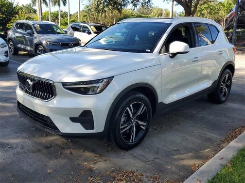 2025 Volvo XC40 B5 Core Bright Theme