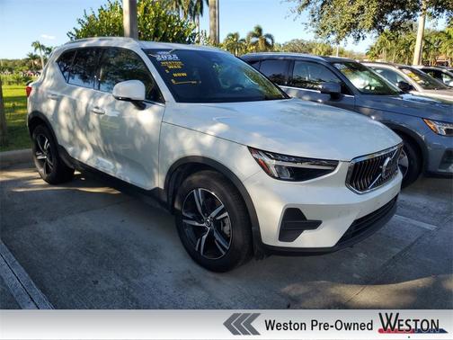 2025 Volvo XC40 B5 Core Bright Theme
