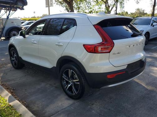 2025 Volvo XC40 B5 Core Bright Theme