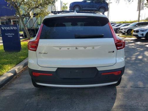 2025 Volvo XC40 B5 Core Bright Theme