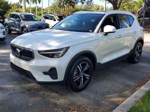 2025 Volvo XC40 B5 Core Bright Theme