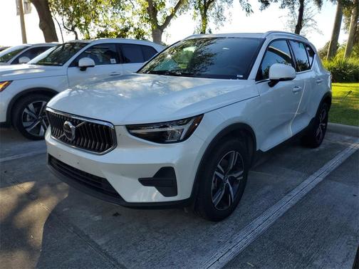 2025 Volvo XC40 B5 Core Bright Theme