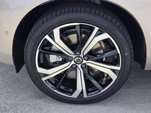 2025 Volvo XC60 Plug-In Hybrid T8 Ultra