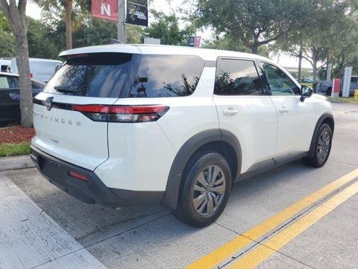 Glacier White 2024 Nissan Pathfinder S