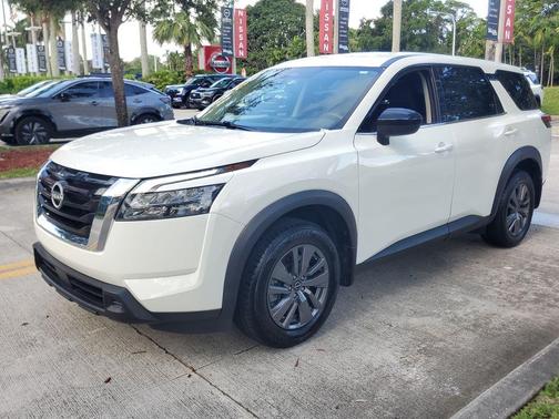 Glacier White 2024 Nissan Pathfinder S