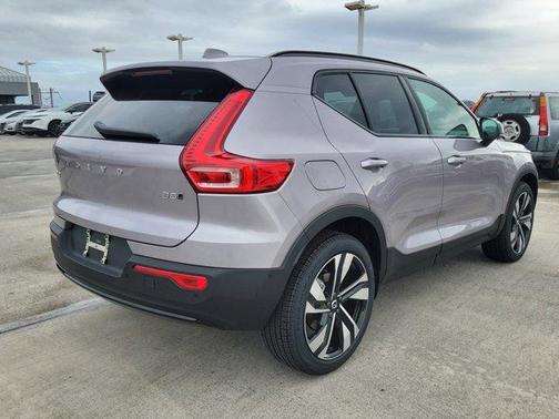 2026 Volvo XC40 B5 Ultra