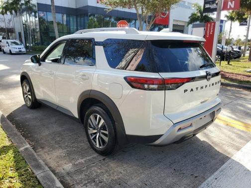 2024 Nissan Pathfinder SL