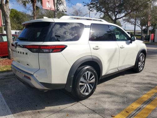 2024 Nissan Pathfinder SL