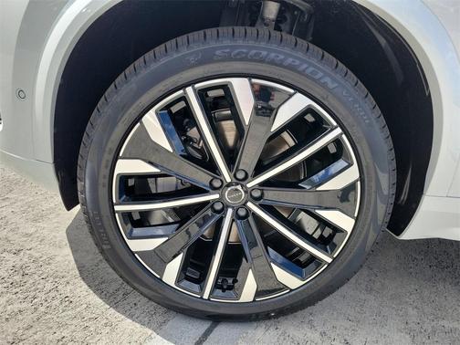 Crystal White Pearl 2026 Volvo XC90 B5 Ultra 7-Seater