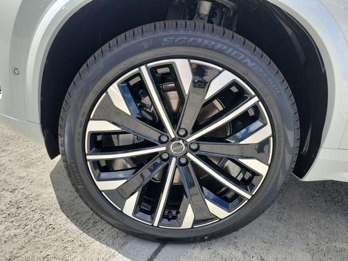Crystal White Pearl 2026 Volvo XC90 B5 Ultra 7-Seater