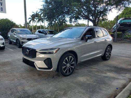 Silver 2023 Volvo XC60 Recharge Plug-In Hybrid T8 Plus Dark Theme