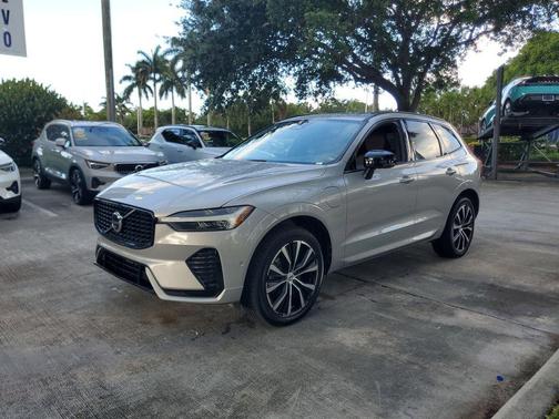 Silver 2023 Volvo XC60 Recharge Plug-In Hybrid T8 Plus Dark Theme