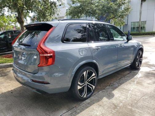 Gray Metallic 2022 Volvo XC90 Recharge Plug-In Hybrid T8 R-Design 7 Passenger