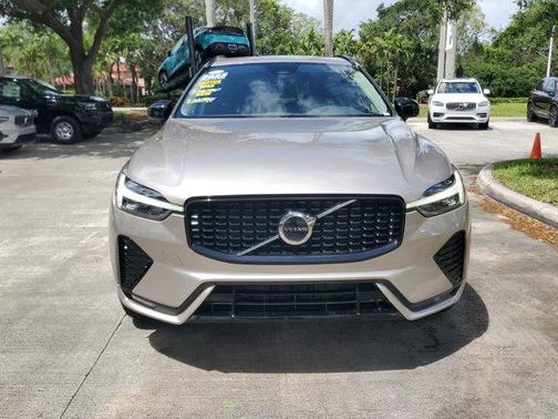Bright 2025 Volvo XC60 B5 Core
