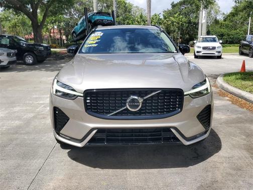 Bright 2025 Volvo XC60 B5 Core