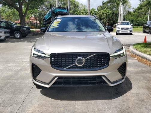 Bright 2025 Volvo XC60 B5 Core