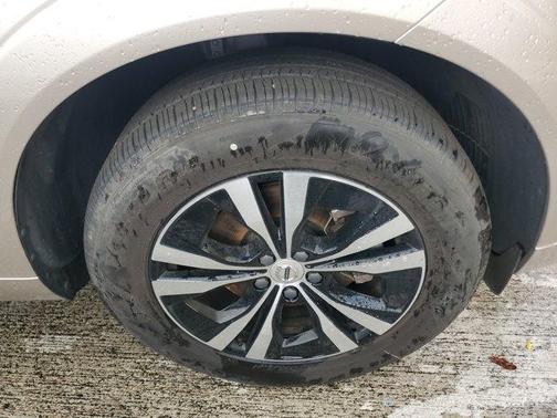 Bright 2025 Volvo XC60 B5 Core