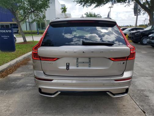 Bright 2025 Volvo XC60 B5 Core