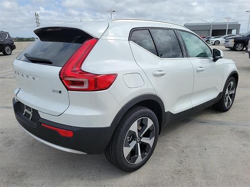 2025 Volvo XC40 B5 Plus Bright Theme