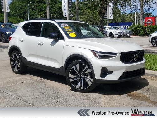 2024 Volvo XC40 B5 Ultimate Dark Theme