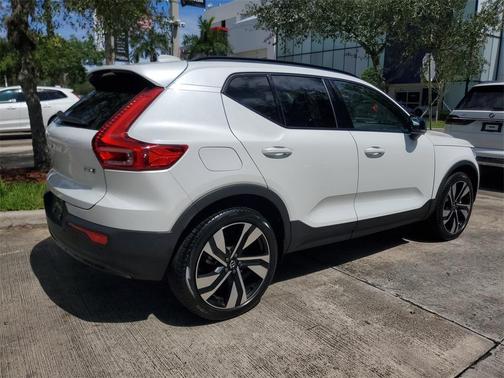 2024 Volvo XC40 B5 Ultimate Dark Theme