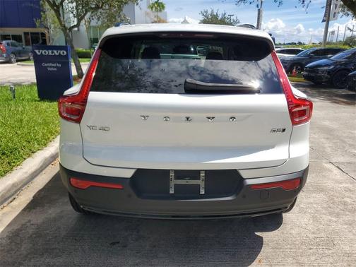 2024 Volvo XC40 B5 Ultimate Dark Theme