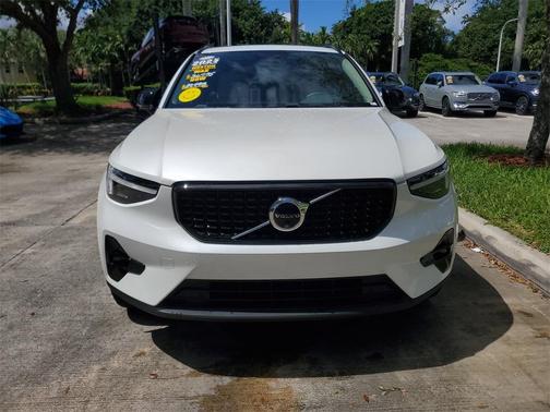 2024 Volvo XC40 B5 Ultimate Dark Theme