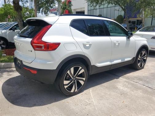 2024 Volvo XC40 B5 Ultimate Dark Theme