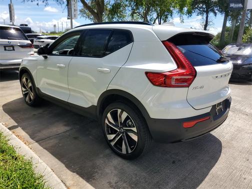 2024 Volvo XC40 B5 Ultimate Dark Theme