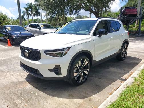 2024 Volvo XC40 B5 Ultimate Dark Theme