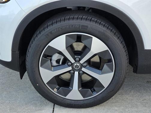 2025 Volvo XC40 B5 Plus Bright Theme
