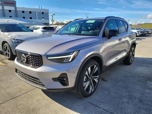 2026 Volvo XC40 B4 Plus