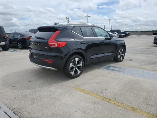 2025 Volvo XC40 B5 Core Bright Theme