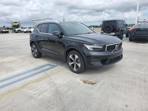 2025 Volvo XC40 B5 Core Bright Theme